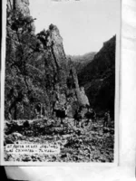 POSTAL ARCOS DE LAS SALILLAS (TERUEL) los cuchillos,sin fotografo, , sin imprimir ni circular , tiene una perforación