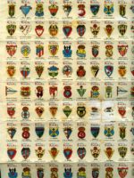 hoja con 100 CALCAMONIAS pegatinas adhesivas con escudos equipos de futbol españoles, años 60