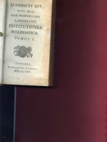 BENEDICTI XIV PONT. OPT MAX OLIM PROSPERI CARD LAMBERTINI INSTITUTIONES ECCLESIASTICAE 3 vols completo , viñetas capitulares