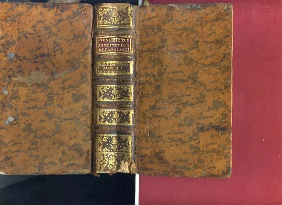 BENEDICTI XIV PONT. OPT MAX OLIM PROSPERI CARD LAMBERTINI INSTITUTIONES ECCLESIASTICAE 3 vols completo , viñetas capitulares