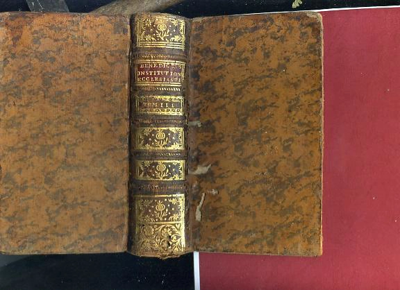 BENEDICTI XIV PONT. OPT MAX OLIM PROSPERI CARD LAMBERTINI INSTITUTIONES ECCLESIASTICAE 3 vols completo , viñetas capitulares
