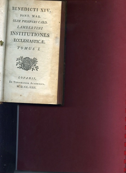 BENEDICTI XIV PONT. OPT MAX OLIM PROSPERI CARD LAMBERTINI INSTITUTIONES ECCLESIASTICAE 3 vols completo , viñetas capitulares