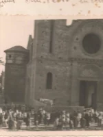 FOTOGRAFIA original CORPUS CHRISTIE GRAO CASTELLON 1947 IGLESIA SAN PEDRO en construcción ,sin fotografo , 8X14 cm , pegada en una cuartilla con el texto