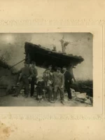 FOTOGRAFIA GRUPO EN AMBIENTE COSTUMBRISTA RURAL ¿en Francia? , prox 1900, SIN FOTOGRAFO , pegada en cartulina 26,5x 21,50 cm.