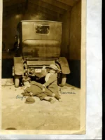 FOTOGRAFIA DE NIÑOS CON COCHE ANTIGUO 1926 en CASTELLON, al dorso PONE MAS DATOS PERSONALES, , 9 x 14,50 cm.